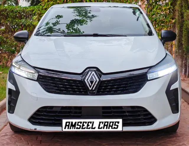 Clio 5 location voiture Agadir (citadine) | Pratique et économique, la Renault Clio 5 (phase 2) en 1.5 Blue dCi 100 ch avec b… Renault Clio 5 1.5 Blue dCi 100 BVM6 2024 (citadine), vue avant · Agadir, Maroc · AmseelCars